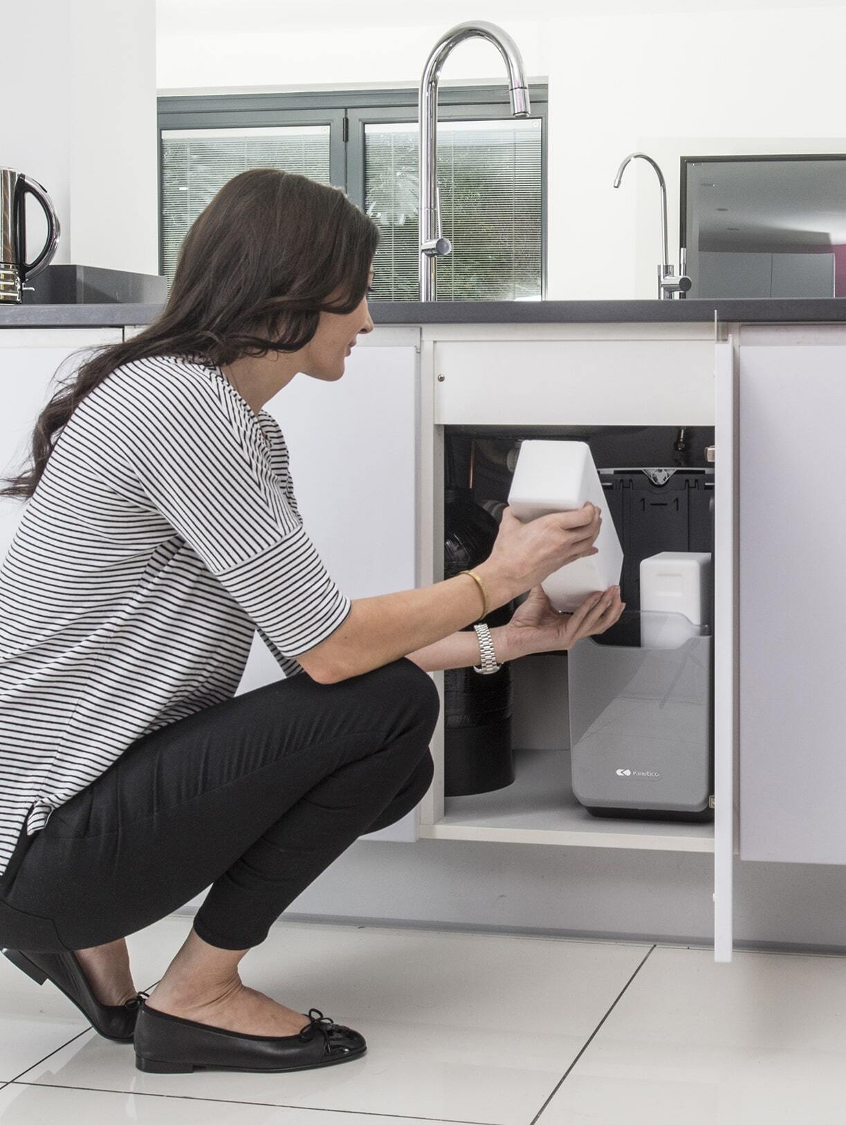 Adoucisseur d'eau compact Kinetico install&eacute; sous l'&eacute;vier